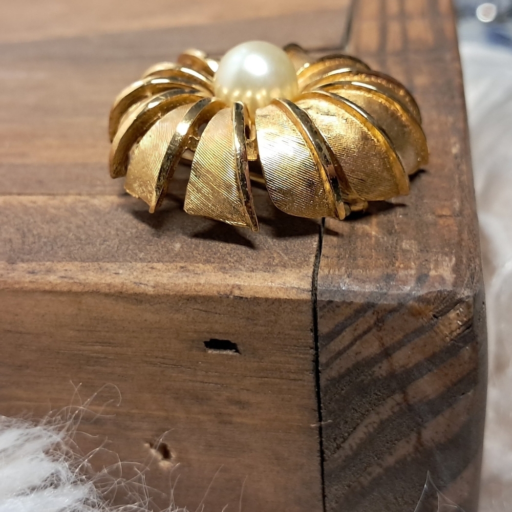 Elegant Gold and Pearl Costume Brooch - Picture 3 of 6